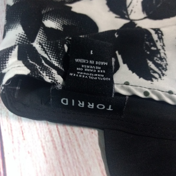 Black white floral blouse - Picture 2 of 3